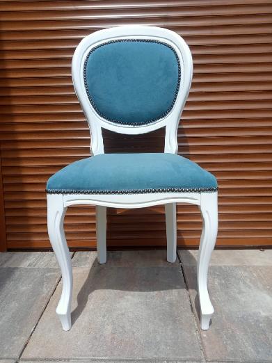 Židle bílá s modrým čalouněním